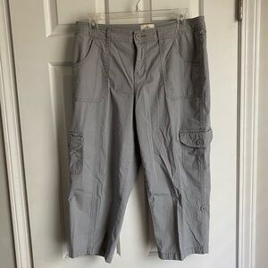 St John’s Bay Gray Cargo Capri 10 Petite